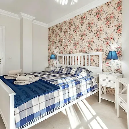 With Large Terrace In Terrazas Del Duque 아파트 아데제